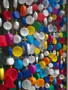 decoracao-de-carnaval-para-escolas-com-materiais-reciclaveis-tampinha-colorida