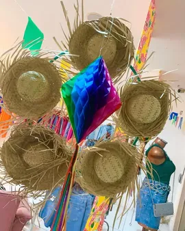 decoracao-de-festa-junina-para-escolas-cenario-chapeus-de-palha-03